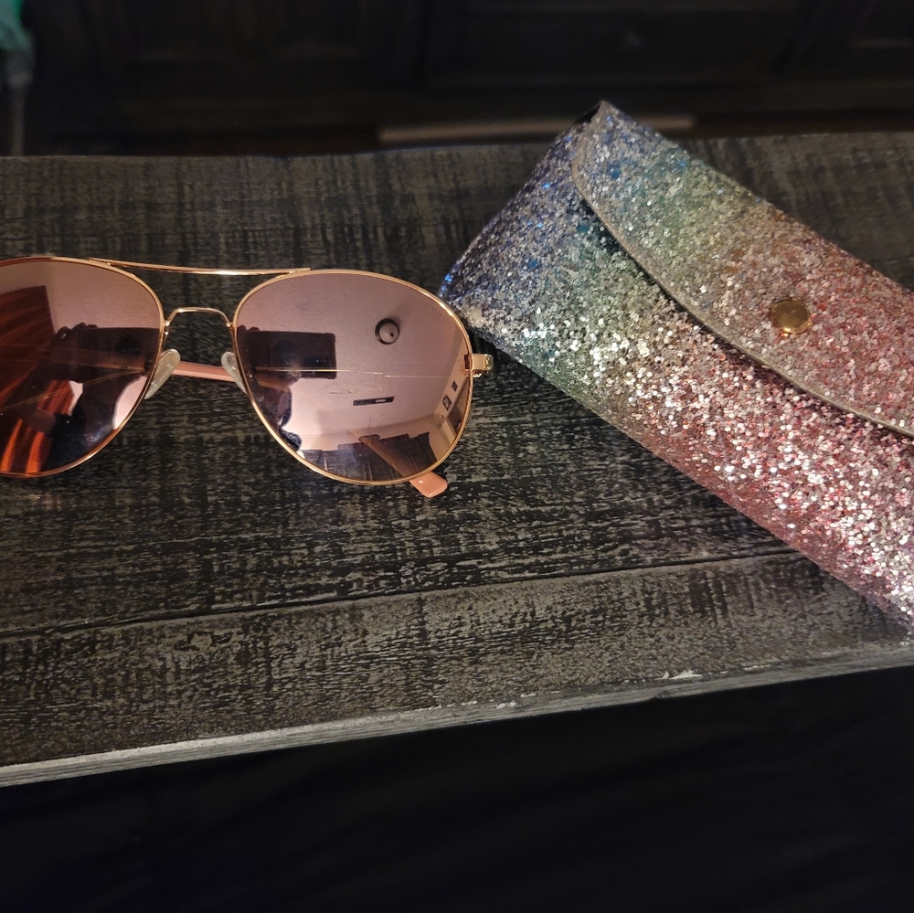 Guess aviators with case